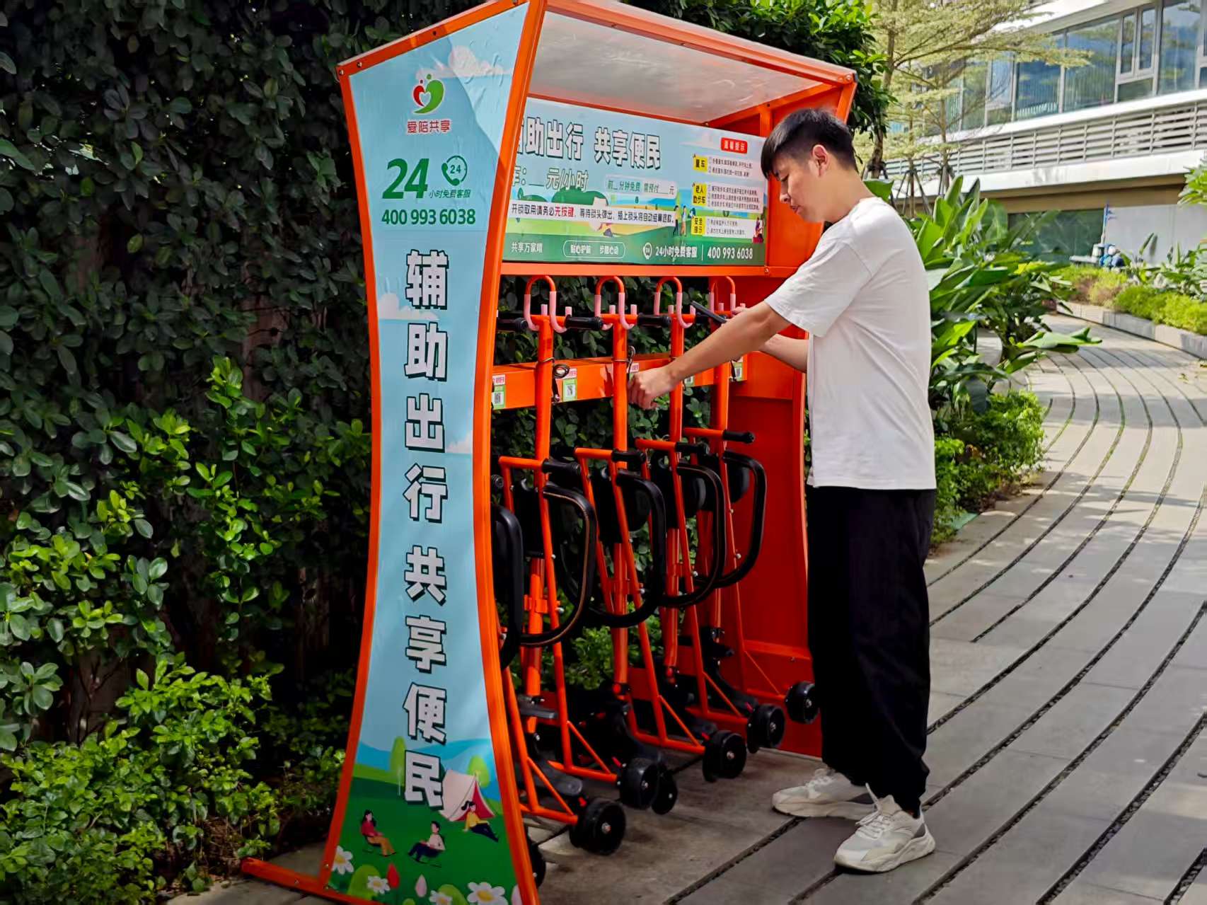 带娃逛景区怕折腾?爱陪共享童车入驻,遛娃轻松没负担!